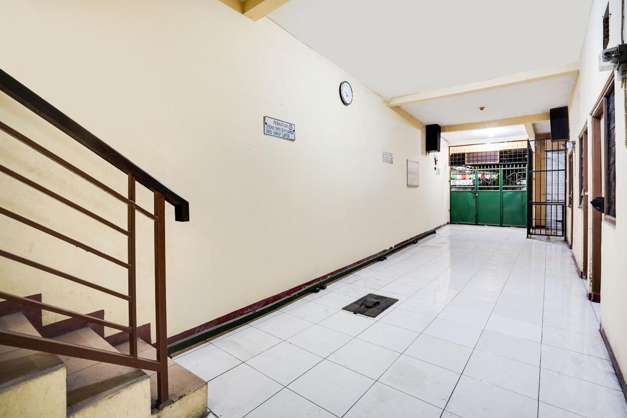 Spot On 91774 Kost Nusantara Hotel Sidoarjo
